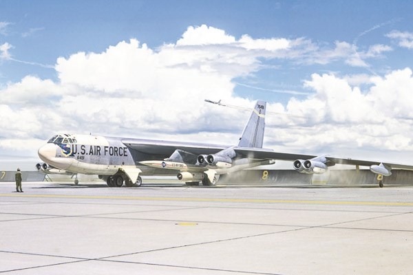 Italeri 1:72 B-52G Stratofortress Tidlig versjon med Hound v:3239943